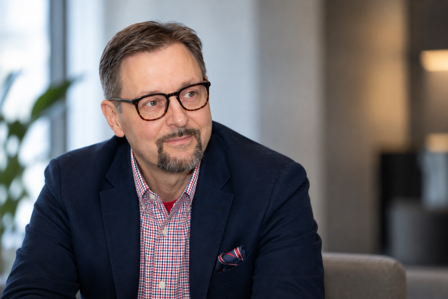 Mika Parikka, katse hieman sivulle ja rauhallinen hymy